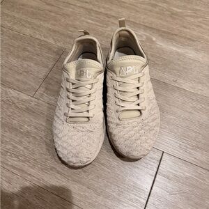 APL women’s techloom phantom Sneakers - cream 8.5 women’s